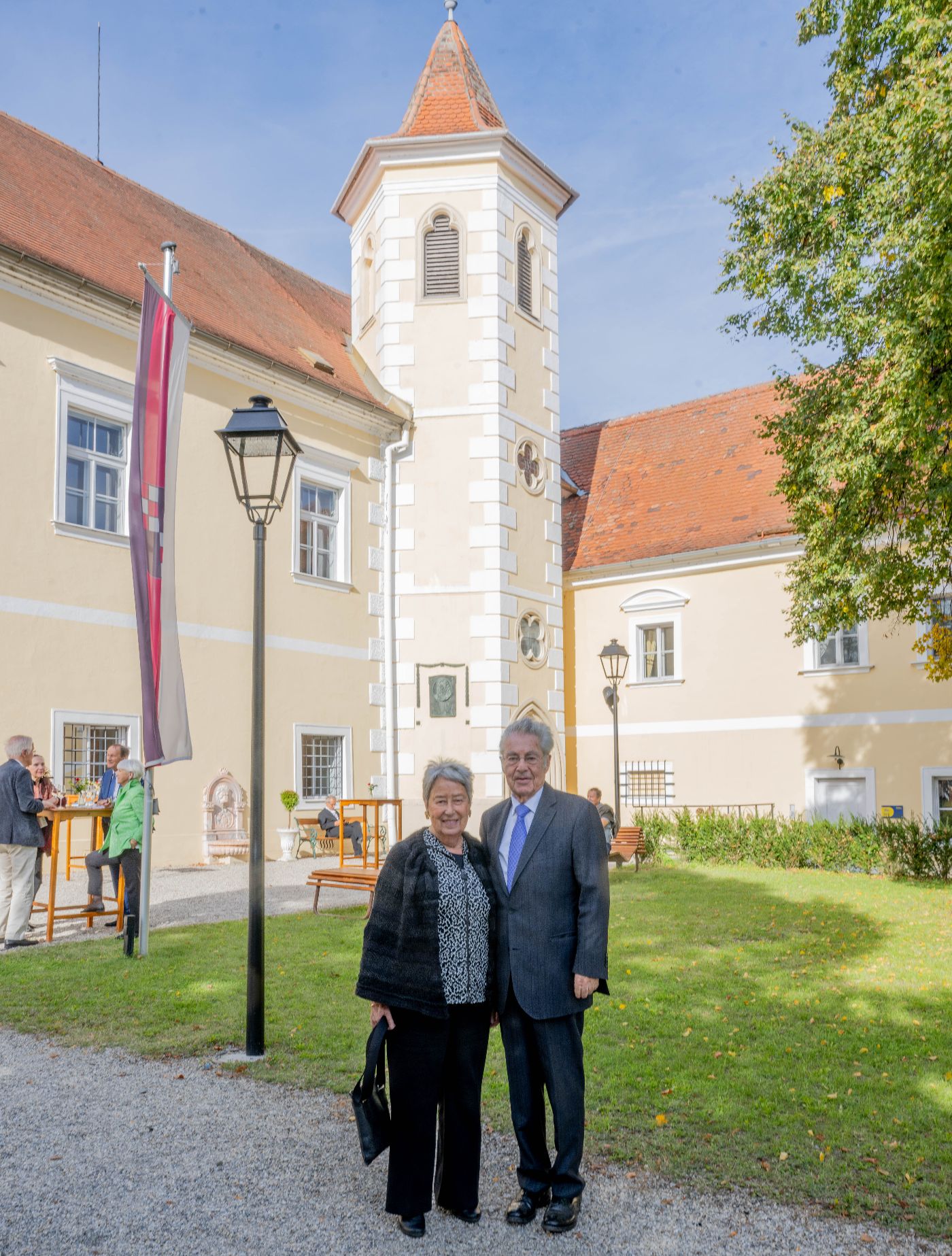 Fam_Fischer_vor_dem_Schloss.jpg